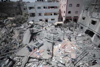 Gaza Returnees Amid Destruction