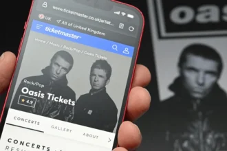 Oasis reunites on stage