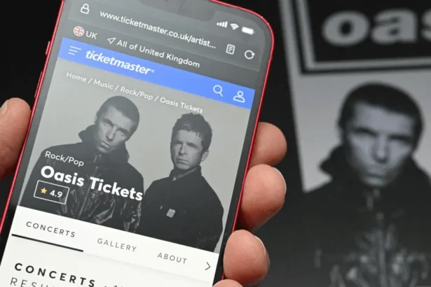 Oasis reunites on stage